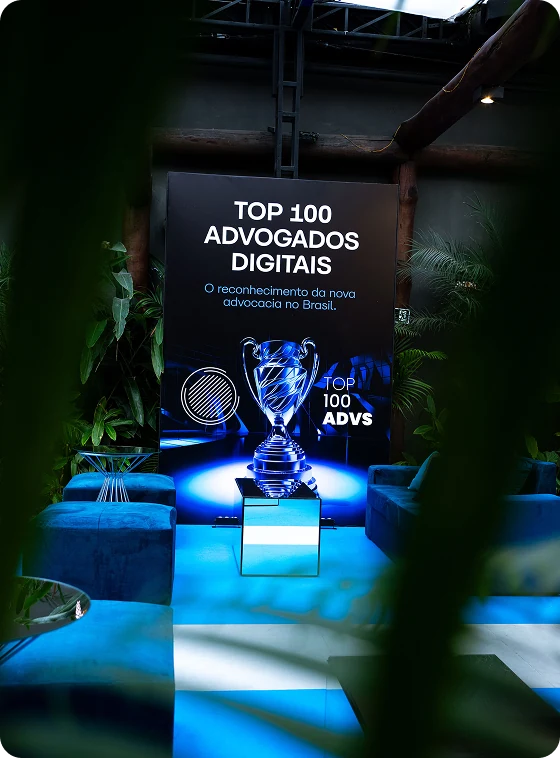 Troféu do TOP 100 Advogados Digitais na cerimônia de premiação